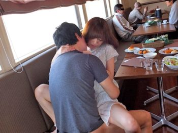 食べ歩き！？NoNo！飲食店や映画館で肉棒を咥えてヤリ歩き！美少女痴女露出希志あいののエロ...