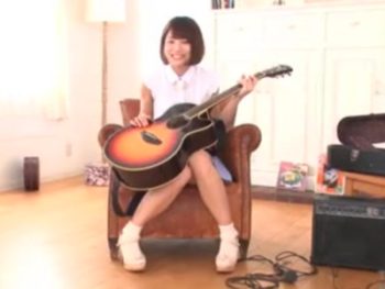 スレンダー貧乳のミュージシャンを目指す美少女がAVで処女捨てｗ美少女処女デビュー作の無料ポルノ動画