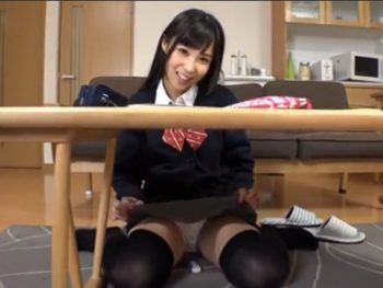 小悪魔JKに気に入られてパンチラ誘惑される→寝室行ってニーソ姿でぱっこぱこｗ女子校生美少女痴女のアダルトエロ動画