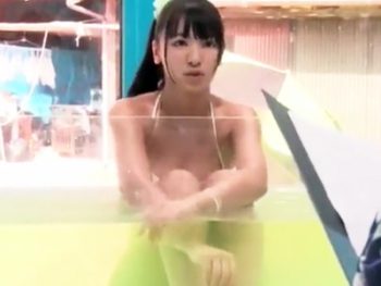 海で見つけた素人娘が初対面の男とマッサージ→うっかり生ハメして膣内射精ｗ美少女水着中出しナンパマッサージのアダルト動画