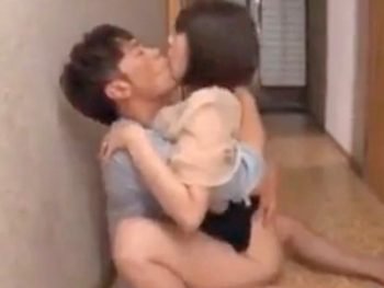 最近の人妻は旦那に隠れて他人チンポの中出し受け入れるのが普通になってるようですｗ人妻中出し...