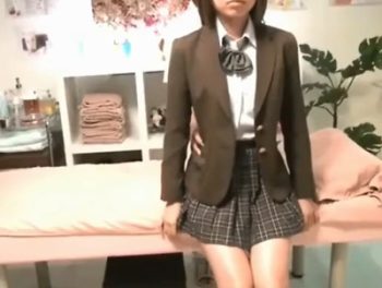 母親とマッサにきた女子校生がガッツリハメ倒されて悶絶中出し素人女子校生中出し盗撮マッサージのAV動画
