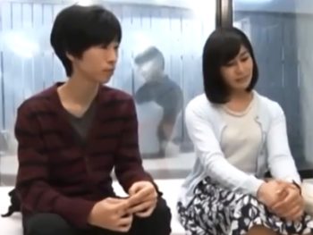 ガラス越しに旦那がいる状態で息子を筆おろしする淫乱妻素人人妻近親相姦の無料エロ動画