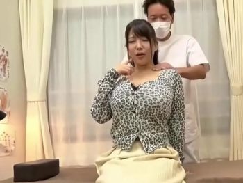 どんな服を着ても強調されてしまう爆乳…無意識に男を刺激する神乳女子と乳揺らしパコ巨乳お姉さんコスプレのアダルト動画