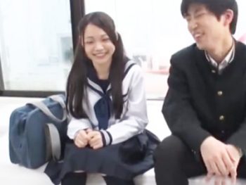 彼氏を横目に黒人デカマラをぶち込まれて快楽堕ちしちゃうJK素人女子校生美少女中出しのエロ動画