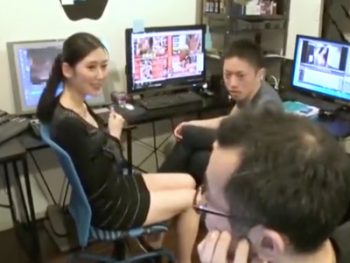 AV制作裏方のモザイク担当のOLに撮影の媚薬使ってオフィスパコ素人お姉さんOLのアダルト動画