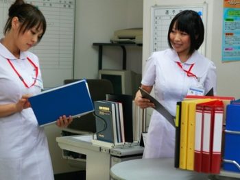 爆乳人妻ナースたちが白衣を脱いで…医者や患者とパコりまくりｗ巨乳コスプレ看護婦乱交中森玲子...