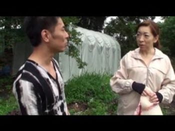 畑仕事している素人熟女をナンパしたらSEXご無沙汰だったみたいで快く中出しハメ撮りさせてくれたｗ素人熟女中出しハメ撮りナンパのエロ動画