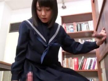 図書室の壁から突如出てきた肉棒を処理してあげる童顔JK女子校生美少女中出しの無料アダルト動画