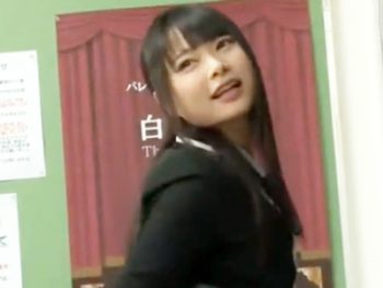 ド淫乱なJKが同級生を強引に誘惑しデカマラを求める巨乳女子校生美少女痴女3Pの無料エロ動画