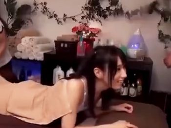 別室に彼氏がいるのにマッサ師の肉棒を受け入れちゃうビッチ娘ｗ素人美少女マッサージのエロ動画