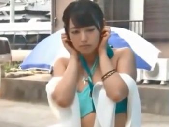 彼女居ない歴2年の男とマッサージ体験→なぜか中出しされちゃった素人さんｗ素人美少女水着中出しマッサージの無料AV動画