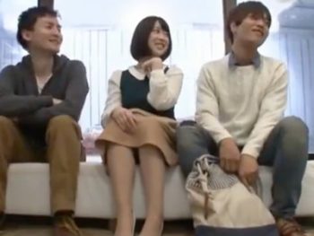 彼氏がマジックミラー越しに居るのに友人と中出しパコしちゃう三角関係のJD娘素人お姉さん中出しのエロ動画