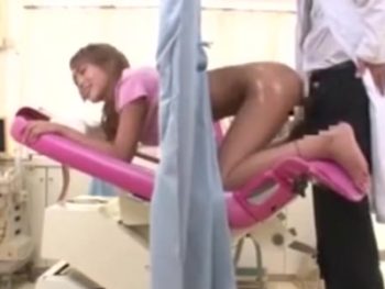 妊娠検査に来た黒ギャルを中出しレイプする変態医師ｗ素人ギャル痴女中出しレイプのエロ動画