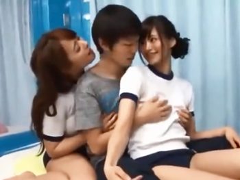 童貞チンポを挟み撃ちして筆下ろししちゃう体操服コスプレ痴女二人組ｗ巨乳美少女お姉さん痴女童貞コスプレ3Pのポルノ動画