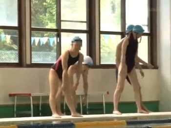 ガチな学校のプールにレイプ魔が侵入！バイブ突っ込まれてロッカールームで激パコ！女子校生水着レイプの無料エロ動画