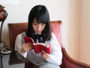 真面目そうな黒髪JK→本よりも肉棒に夢中になって自らベロチュー生ハメ絶頂女子校生美少女のアダルト動画