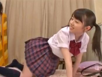 おじさんをパンチラで無邪気に誘うJKと顔射パコ女子校生美少女顔射水卜さくらのポルノ動画