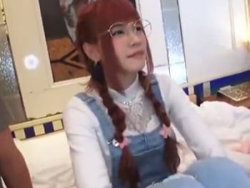 原宿系のメガネっ娘素人とホテルで3Pハメ！素人めがね中出しハメ撮り3Pのアダルト動画