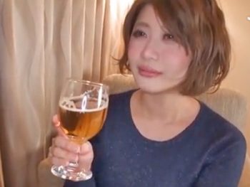 チンポ挿入されると淫乱女に豹変する巨乳妻とハメ撮り性交巨乳素人人妻顔射ハメ撮りのアダルト動画