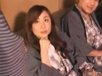 旦那と温泉旅行に来たのに居合わせた客と酔っぱらって乱交しちゃうビッチ妻ｗ巨乳痴女人妻乱交のエッチな動画