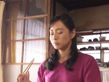 美熟女ママの体を求めてくる出来の悪いマザコン息子のためにファック！巨乳素人痴女熟女の無料エロ動画