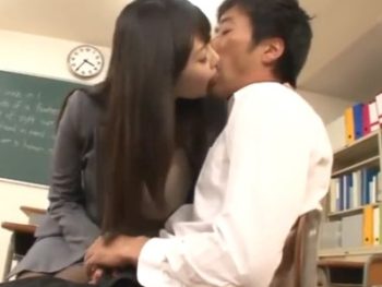 ベロチュー痴女教師が教室でザーメンぶっこ抜き巨乳お姉さん痴女女教師フェラのエロ動画