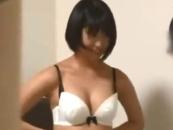 欲求不満なお姉ちゃんが弟を誘惑し禁断の中出し近親相姦！美少女中出し近親相姦盗撮のアダルト動画