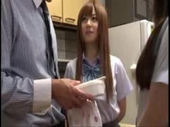 友達のお父さんが大好きで2人になると股間を触るエロJK！女子校生美少女痴女のエロ動画