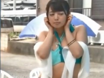 素股中に発情→友達同士のはずが中出しセックスに発展ｗ素人美少女水着中出しナンパマッサージの無料エロ動画