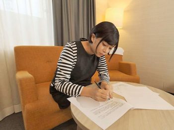 出産費用のためにAVを出演する訳あり奇跡の美少女妊婦巨乳素人人妻中出し3Pのエロ動画