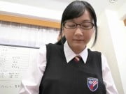 地味に見えて性欲旺盛な眼鏡JKに次々中出し！素人女子校生美少女痴女めがね中出しのアダルト動画