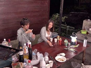 キャンプ場で知り合った若い男と青姦する人妻巨乳人妻のアダルトエロ動画