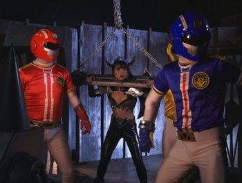 悪の女幹部が戦いに敗れ…捕らわれの身になり激しい尋問を受ける！巨乳コスプレレイプ星名咲良のアダルト動画