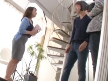 下着の撮影会にやってきた巨乳妻→卑猥な衣装着せてハメ倒し！巨乳痴女人妻のアダルト動画