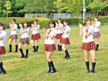 枕で仕事を取るAKBより素晴らしい金のなるアイドル巨乳美少女乱交露出のエロ動画