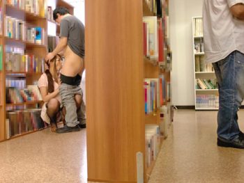 過去の過ちをネタに脅されて図書館内で立ったまま膣に捻じ込まれる突き上げ姦お姉さんめがねレイプ希崎ジェシカのアダルトエロ動画