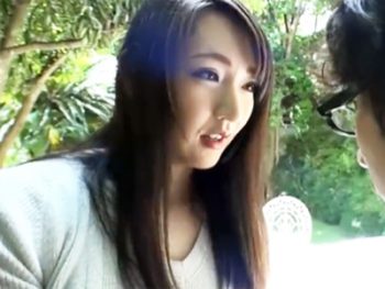 痴女妻が近所の少年と庭で着衣のまま露出ファック巨乳痴女人妻顔射露出のアダルト動画
