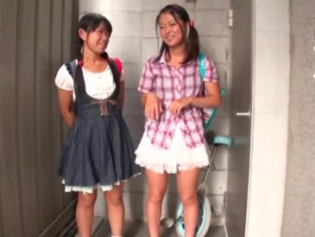 スク水姿の童顔童顔女子パイパンマンコに無許可中出し！素人パイパン中出し3Pの無料エロ動画