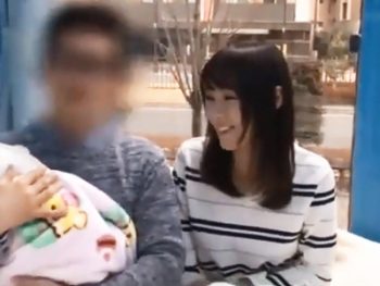 子供同伴にも関わらず旦那の目の前で他人チンポに中出しされる変態人妻！素人痴女人妻中出しのアダルト動画