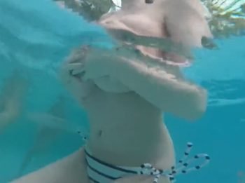 デカ乳お姉さんのビキニが！ロッカールームになだれ込んで卑猥な公開SEX巨乳お姉さん痴女露出のアダルト無料動画