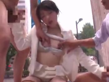 素股の練習中に発情した素人娘に2本の巨根を露出→まんまと中出しセックスゲット！巨乳素人美少女中出しのアダルト無料動画