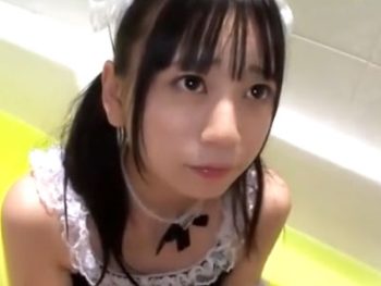 ロり顔の美少女メイドにチンポ奉仕させ→そのまま容赦なくガチハメ美少女コスプレ顔射ぶっかけの無料AV動画