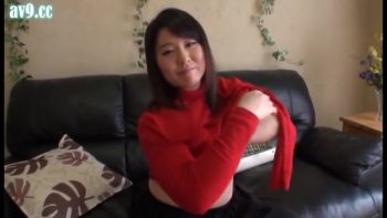 初のセンズリ鑑賞で巨乳人妻が発情して相互オナニー開始！巨乳お姉さん人妻ぶっかけオナニーの無料エロ動画