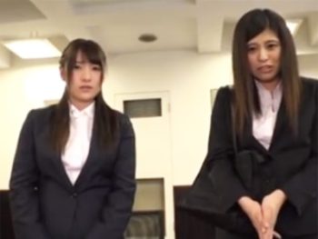 セクハラ面接にブチぎれた就活JD2人が面接官をなじりながらチンポぐりぐり踏んで射精させるｗｗ美少女痴女OLM男のアダルトエロ動画