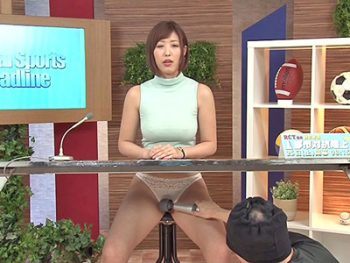 ハメられながらニュースを生ハメ放送する女子アナお姉さん中出し水野朝陽のアダルトエロ動画