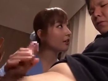 手コキからの騎乗位腰振りで見事に中出しに誘導する巨乳痴女巨乳お姉さん痴女中出しのアダルト動画