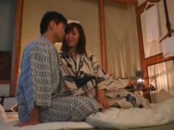 浴衣が良く似合う別嬪妻…わざと谷間を見せつけて朝までハメ倒しの不倫旅行巨乳人妻コスプレのアダルト無料動画