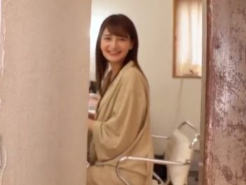 笑顔が可愛すぎる美少女が初顔射や初潮吹き！美少女顔射潮吹きのエロ動画