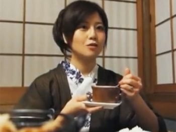 若奥様がお隣のイケメン旦那を誘惑して不倫パコ人妻顔射のエロ動画